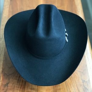 LIKE-NEW BLACK STETSON COWBOY HAT
 “Skyline” model